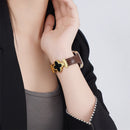 Correa de cuero con flor de la suerte para Apple Watch